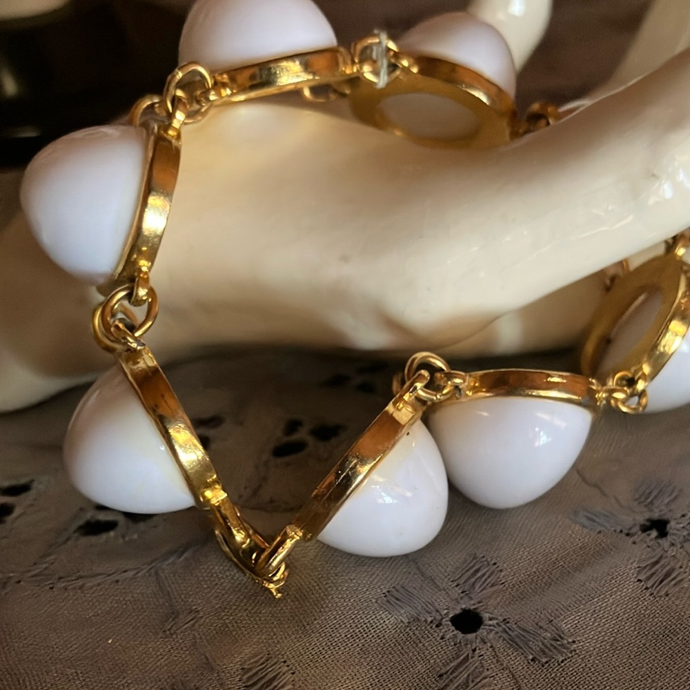 Elegant Gold and White Teardrop Bracelet